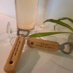 2 Décapsuleur inscription au centre du décapsuleur personnalsaible, avec une bouteille et un verre en décoration