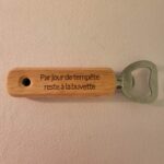 Décapsuleur en bois personnalisable et gravé : Par jour de tempête reste à la buvette