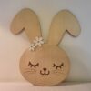Décoration en bois Lapinou de grande taille avec des fleurs blanches