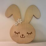 Décoration en bois Lapinou de grande taille avec des fleurs blanches