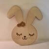 Décoration en bois Lapinou de petite taille avec des fleurs blanches