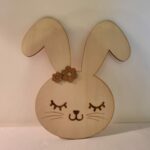 Décoration en bois Lapinou de petite taille avec des fleurs blanches