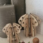 Décoration duo de champignons en bois soit avec une teinture acajou ou brut. Deux tailles disponibles