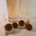 4 bouchons de lièges gravés avec des écritures différents