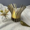 Lampe en bois Luma, composée de plusieurs lamelle et d'un led en son centre ppour illuminer. Posée sur une nappe en velour