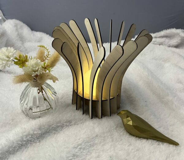 Lampe en bois Luma, composée de plusieurs lamelle et d'un led en son centre ppour illuminer. Posée sur une nappe en velour