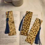 Image du marque page en bois motif Liberty avec une pampille blanche