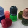 Vases Solea emboïtables avec différents coloris sur une nappe en fourrure..