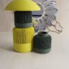 3 vases Solea emboîtables avec un châpeau de couleur jaune. Il y a un vase de taille moyen jaune avec un vase petit au dessus de lui de couleur vert. Les combinaisons sont multiples avec nos vases Solea, en fonction de la taille, de la couleur et des accesoires que vous y mettez. Une décoration unique pour embellir votre intérieur. Les vases sont conçu dans nos ateliers à Sarrigné.