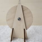 Roue de la mort en bois, avec 8 gages différents gravés. Installé de dos sur une nappe en velour