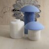 3 vases solea emboîtables en impression 3D. Les vases sont de tailles différentes : un petit, un moyen et un grand . Les deux petits sont blancs et le grand est bleu. Le moyen a une fleur au milieu