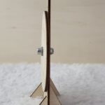 Roue de la mort en bois, avec 8 gages différents gravés. Installé de côté sur une nappe en velour