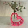 Décoration coeur "Adoration" en bois en rose. C'est un coeur qui accueil en son centre un petit vase pour y mettre des fleurs.