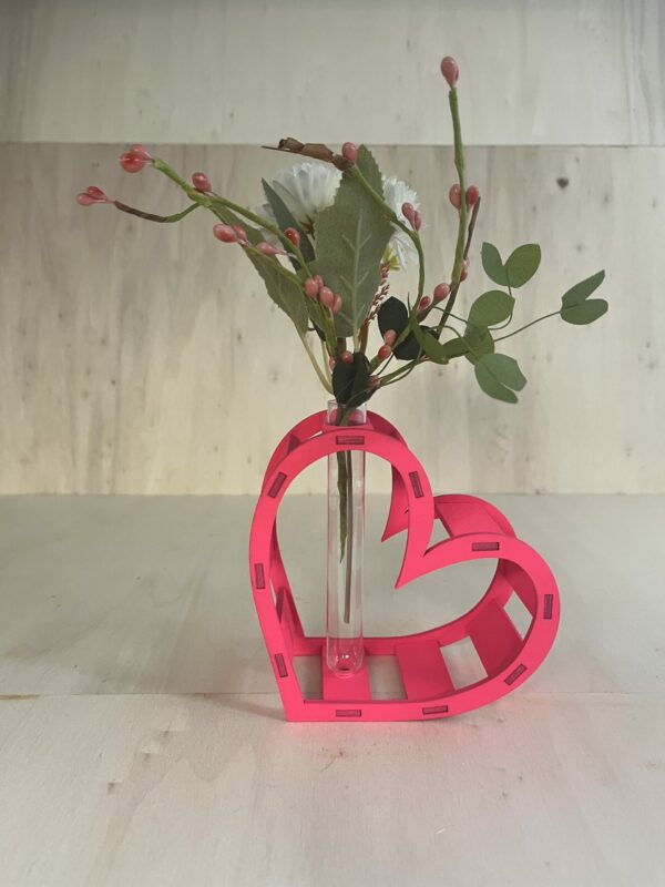 Décoration coeur "Adoration" en bois en rose. C'est un coeur qui accueil en son centre un petit vase pour y mettre des fleurs.