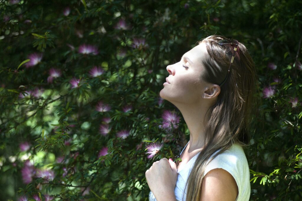 Une dame qui hume l'air frais pendant un temps chaud pour se rafraichir. 2ème astuce pour se rafraichir